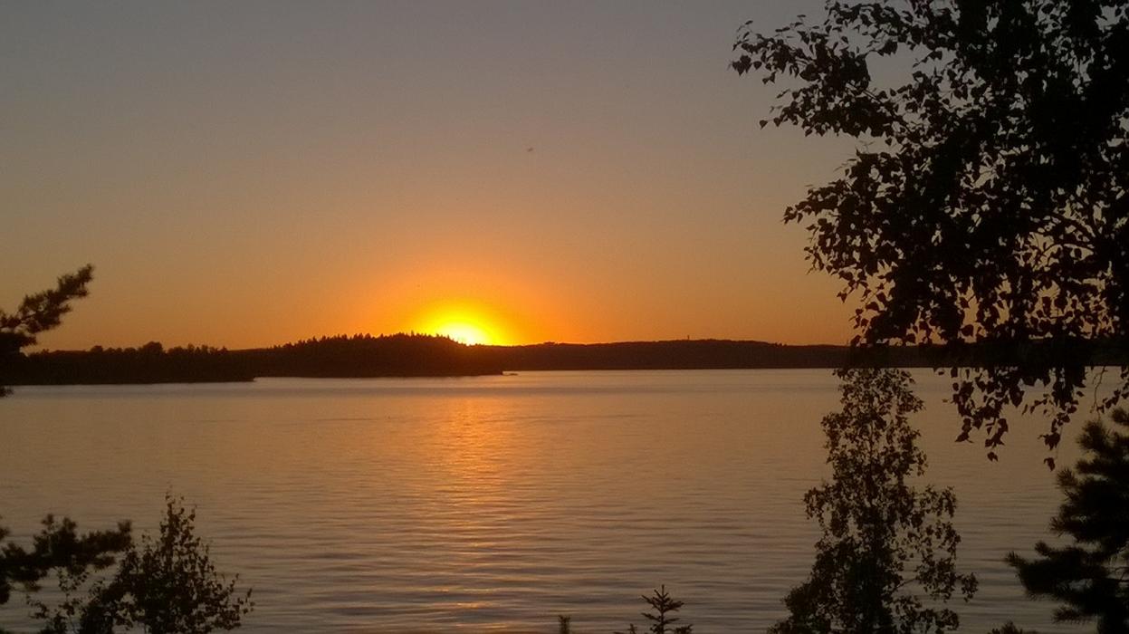 aurinko laskee Viikinsaaren taa
