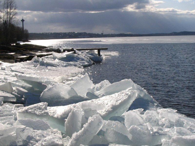 kevätjäitä Nässyn rannassa
