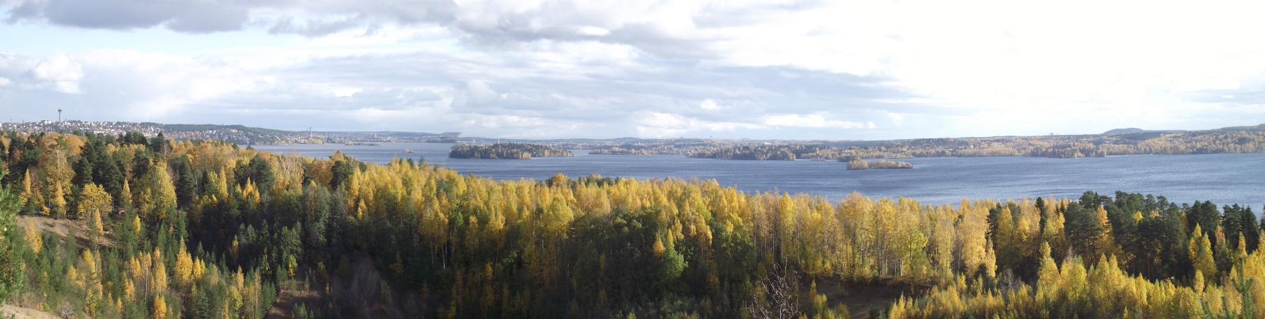 kaupunkia ja Pyhäjärveä Mustavuorelta katsottuna
