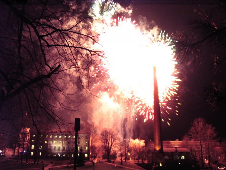 itsenäisyyttä kosken yli katsottuna
