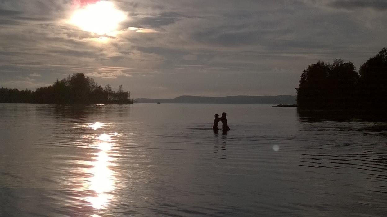 syyskuinen ilta auringon laskiessa Pyynikin uimarannalla
